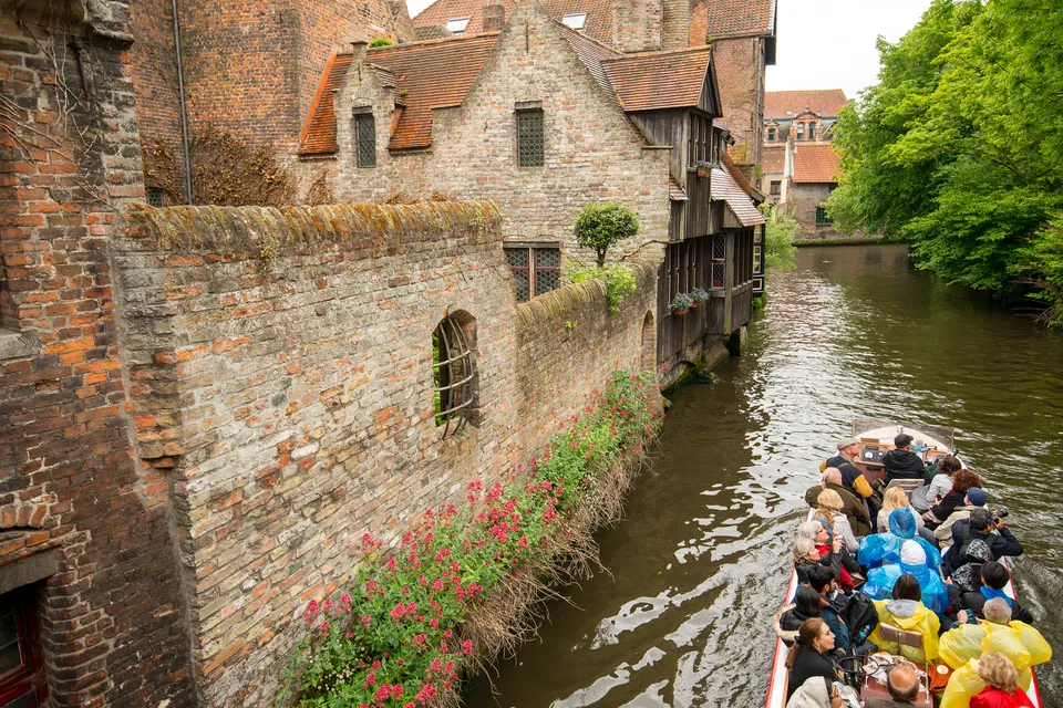Barco turístico navegando por uno de los canales del casco histórico de Brujas.