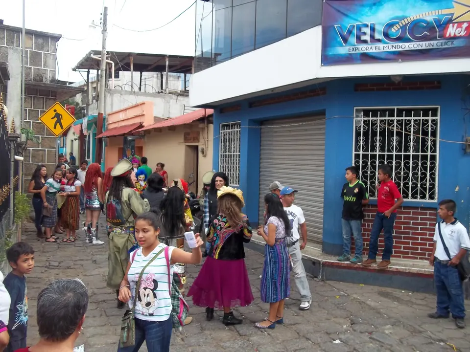 Arquitectura popular, comercios y calles empedradas de San Pedro La Laguna frente a la bahía.