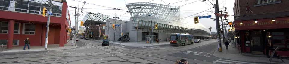Fachada de vidrio y madera diseñada por Frank Gehry para la Art Gallery of Ontario.