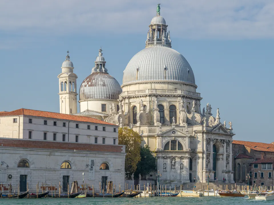 Cúpula barroca de la Basílica de Santa Maria della Salute junto al Gran Canal de Venecia.