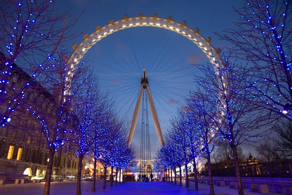 La noria panorámica London Eye al atardecer en la orilla sur del Támesis, frente a Westminster.