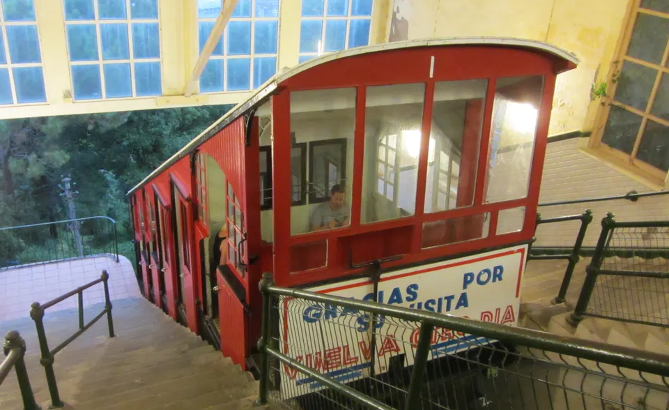 El funicular histórico que sube al Monte Igueldo en San Sebastián.