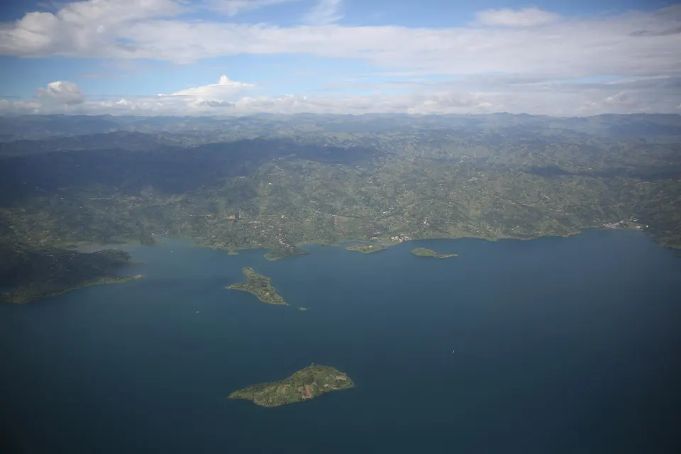 Panorámica de las aguas cristalinas del lago Kivu y las colinas esmeralda de Karongi.