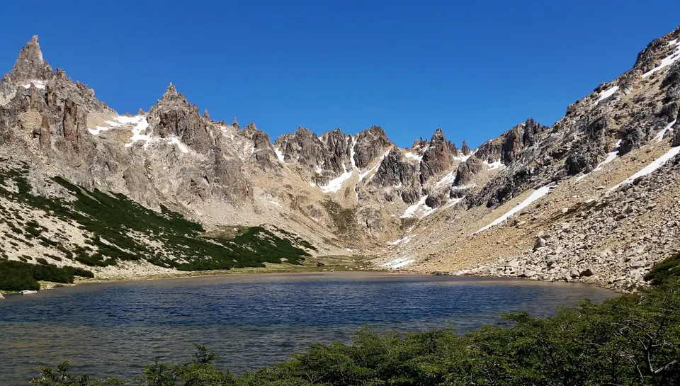 Las agujas rocosas y pistas de nieve del macizo del Cerro Catedral, el centro de esquí de Bariloche.