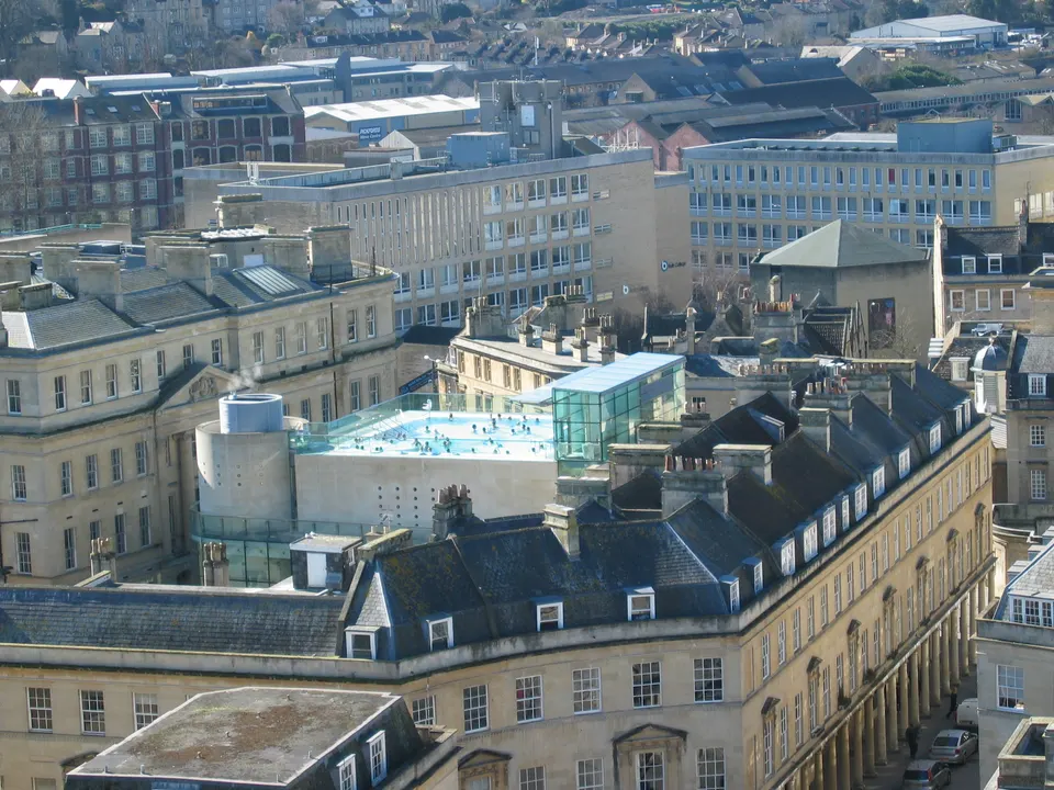 Piscina termal en la azotea del Thermae Bath Spa con vistas a la ciudad.