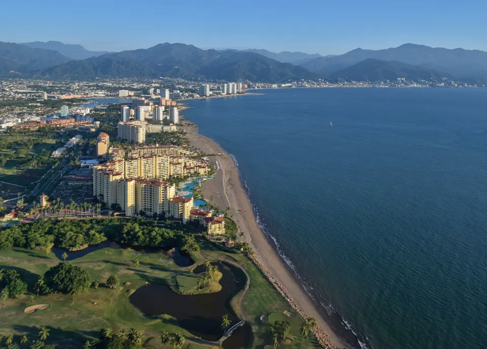 Vista aérea panorámica de la Bahía de Banderas, las playas y la Sierra Madre en Puerto Vallarta.