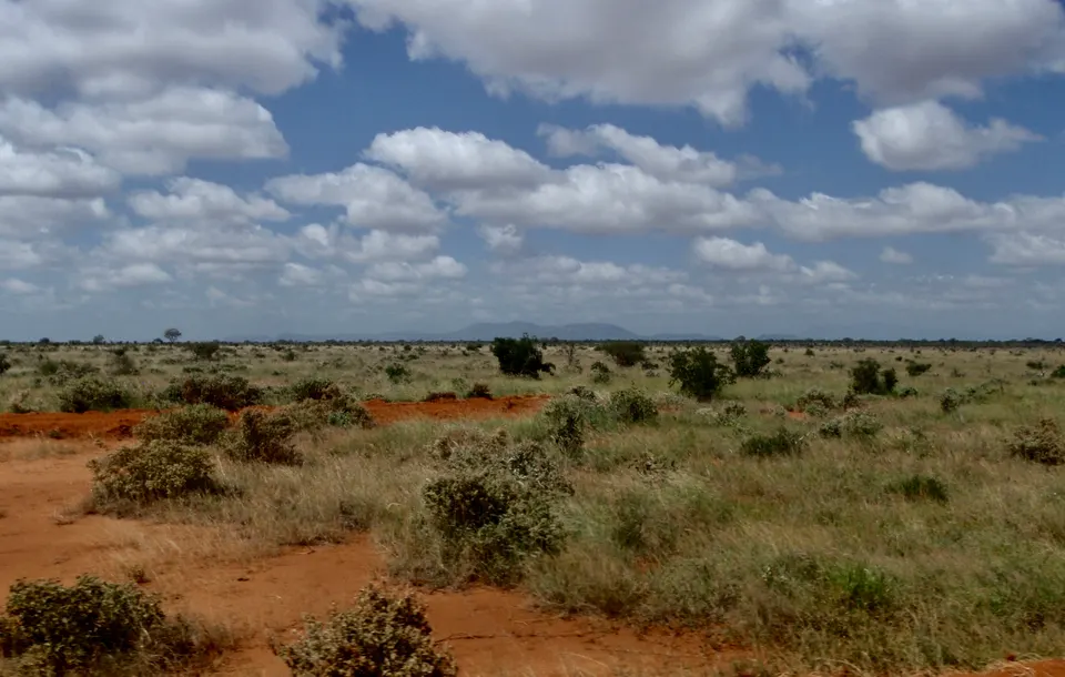 Línea horizontal infinita de la meseta de Yatta, la colada de lava continua más larga del mundo.