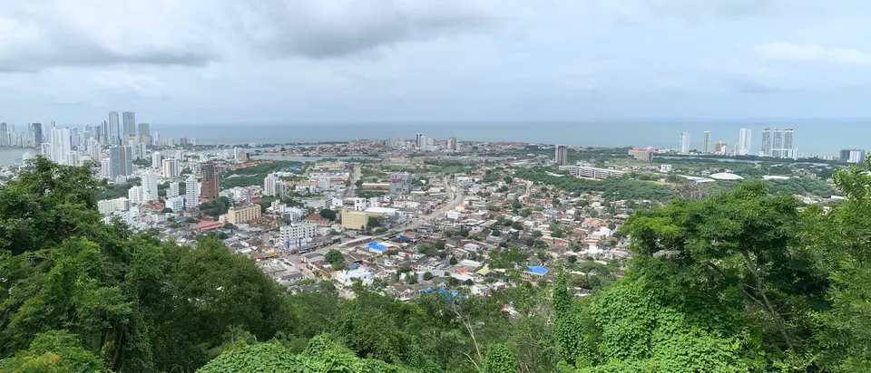 Vista panorámica del centro histórico amurallado de Cartagena de Indias con sus cúpulas coloniales y el mar Caribe