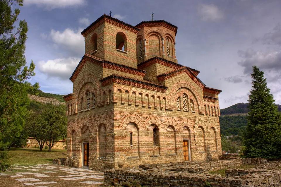 Iglesia medieval de San Demetrio de Tesalónica en el barrio histórico de Asenova.