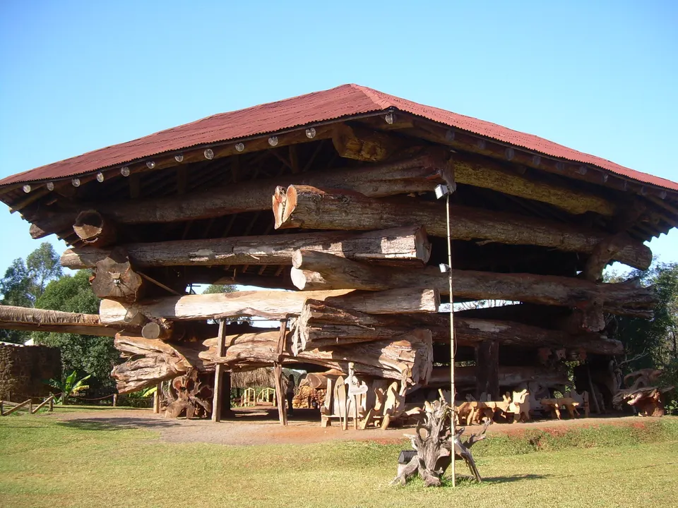 Monumento gigante de La Aripuca construido con troncos centenarios rescatados de la selva misionera.