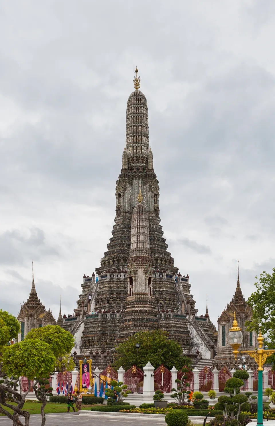 Imponente prang central de Wat Arun decorado con mosaicos de porcelana en Bangkok.