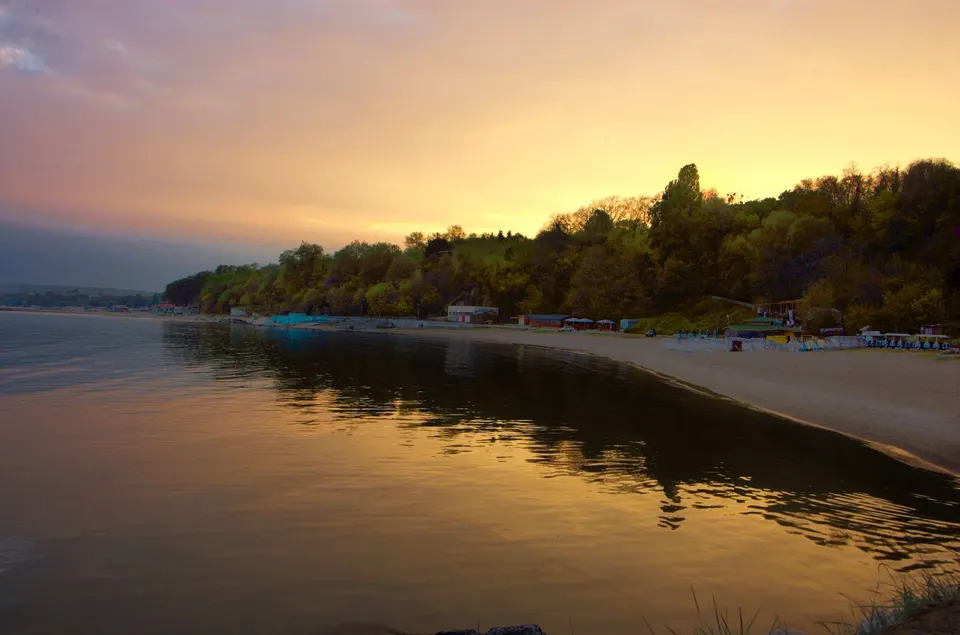 Playa de arena dorada y paseo marítimo de Varna bañado por las aguas del Mar Negro.