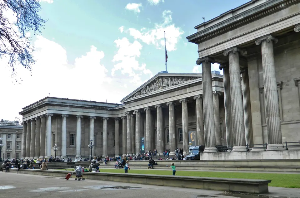 Fachada neoclásica de columnas jónicas del Museo Británico en Bloomsbury, Londres.