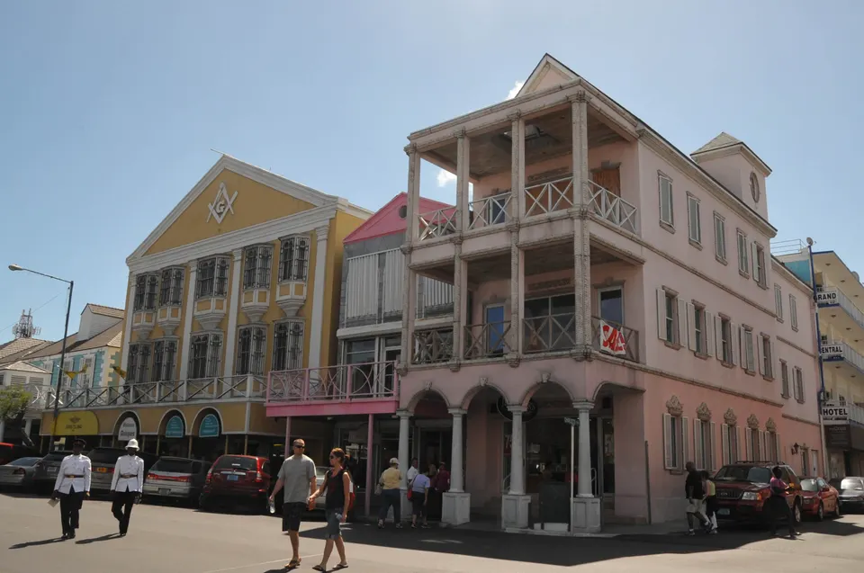 Bay Street, una de las principales calles del centro de Nassau, Bahamas.