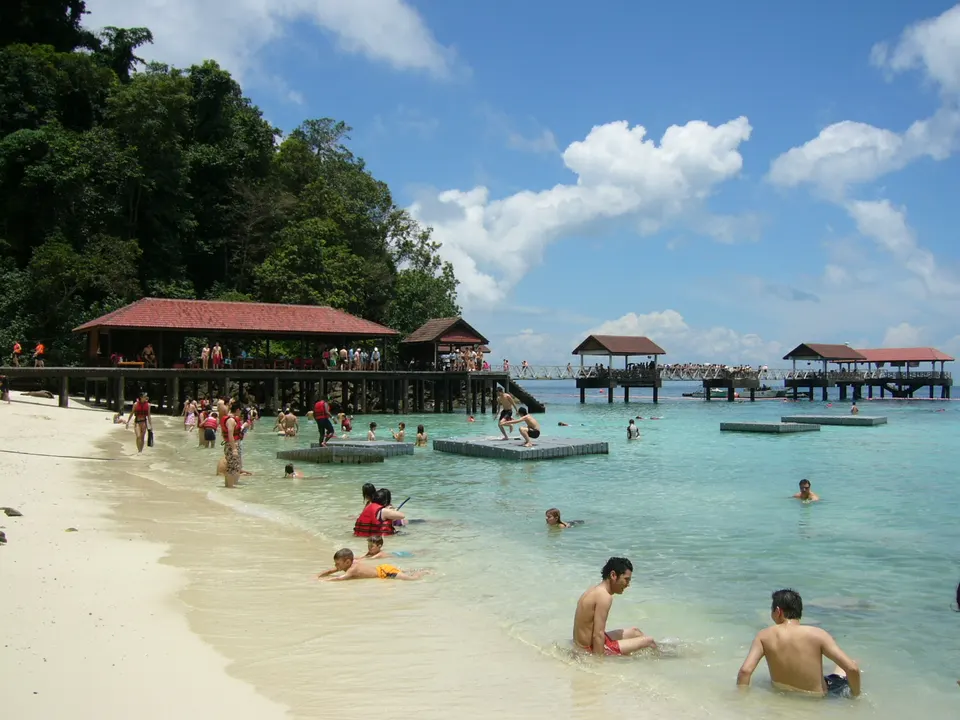 Aguas transparentes y arrecifes coralinos vírgenes para esnórquel en el Parque Marino de Pulau Payar.
