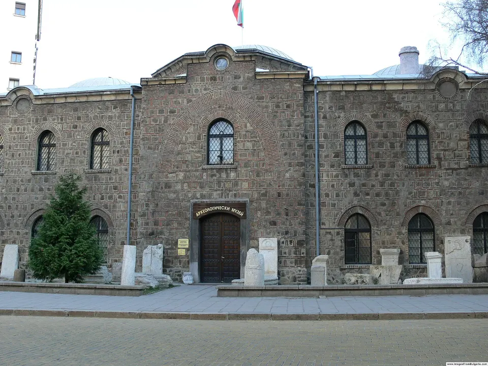 Edificio de nueve cúpulas de la antigua mezquita mayor que alberga el Museo Arqueológico Nacional.