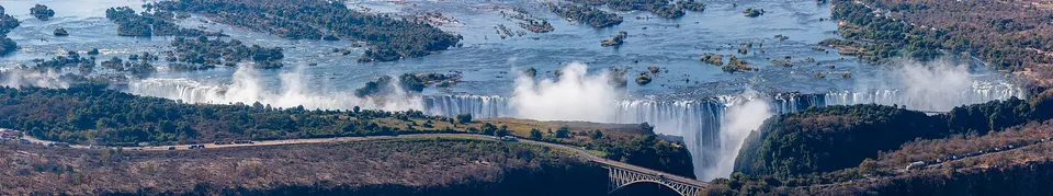 Perspectiva aérea completa de la grieta en zigzag de las Cataratas Victoria durante el Vuelo del Ángel.
