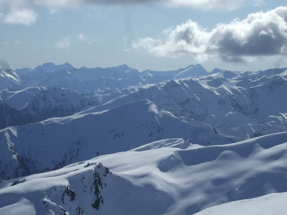 Panorámica de los valles y lagos alpinos desde la cumbre y mirador de Coronet Peak.