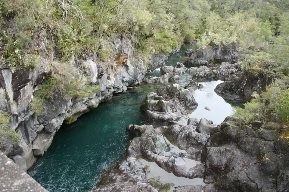 Torrentes de aguas turquesas y esmeraldas de los Saltos del Petrohué abriéndose paso entre cañones de lava basáltica