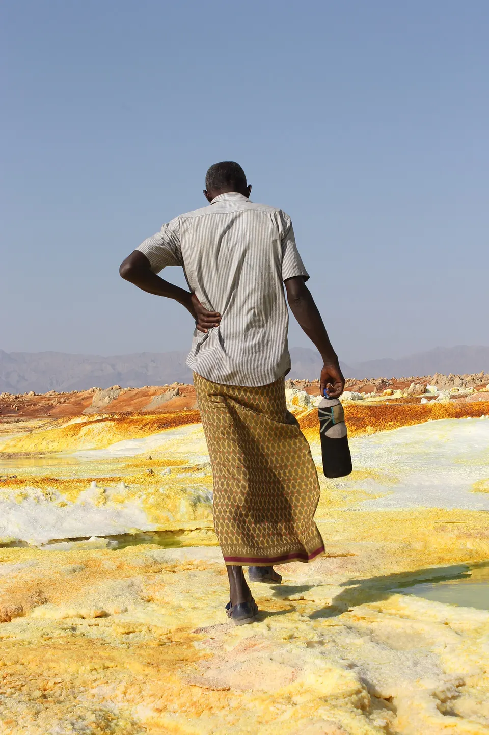 Colores amarillos y verdes sulfurosos en las formaciones minerales hidrotermales de Dallol.