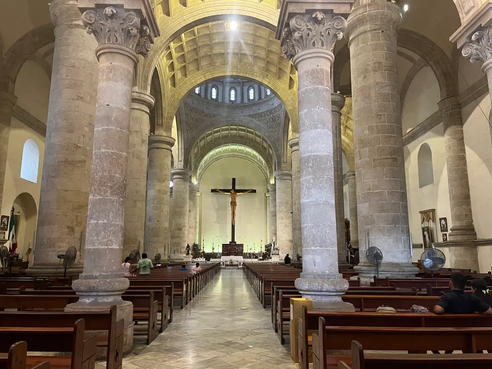 Fachada renacentista y torres de la Catedral de San Ildefonso de Mérida frente a la Plaza Grande.