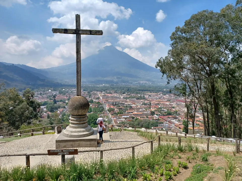 Panorámica de los tejados coloniales de Antigua Guatemala y el Volcán de Agua desde el Cerro de la Cruz.