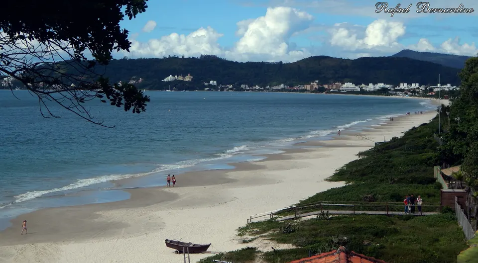 Aguas calmas y residencias exclusivas en el sofisticado balneario de Jurerê Internacional en Florianópolis.