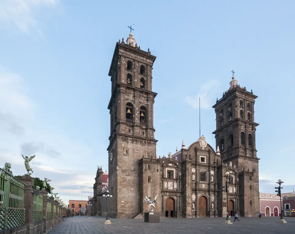 Fachada renacentista y torres colosales de la Catedral Basílica de Puebla frente al Zócalo.