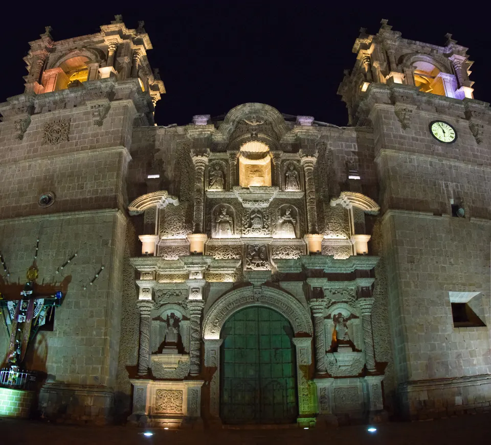 Fachada barroca mestiza esculpida en piedra de la Basílica Menor de la Catedral de Puno en la Plaza de Armas