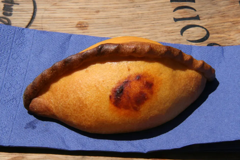 Tradicionales salteñas bolivianas horneadas con relleno jugoso de carne y verduras.