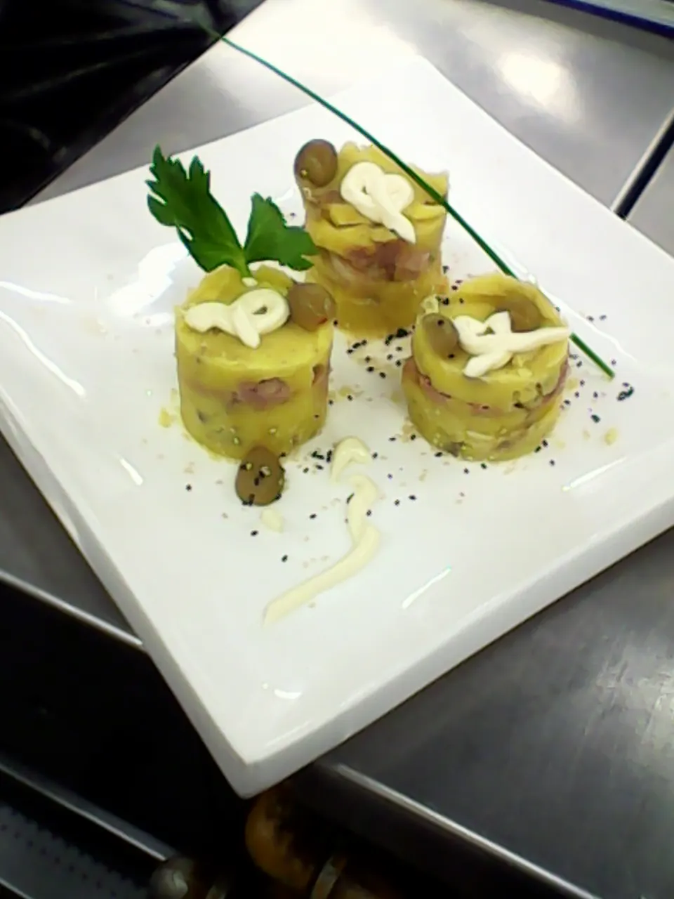 Plato de cebiche tradicional de pescado fresco marinado en limón con camote glaseado, choclo desgranado y ají limo