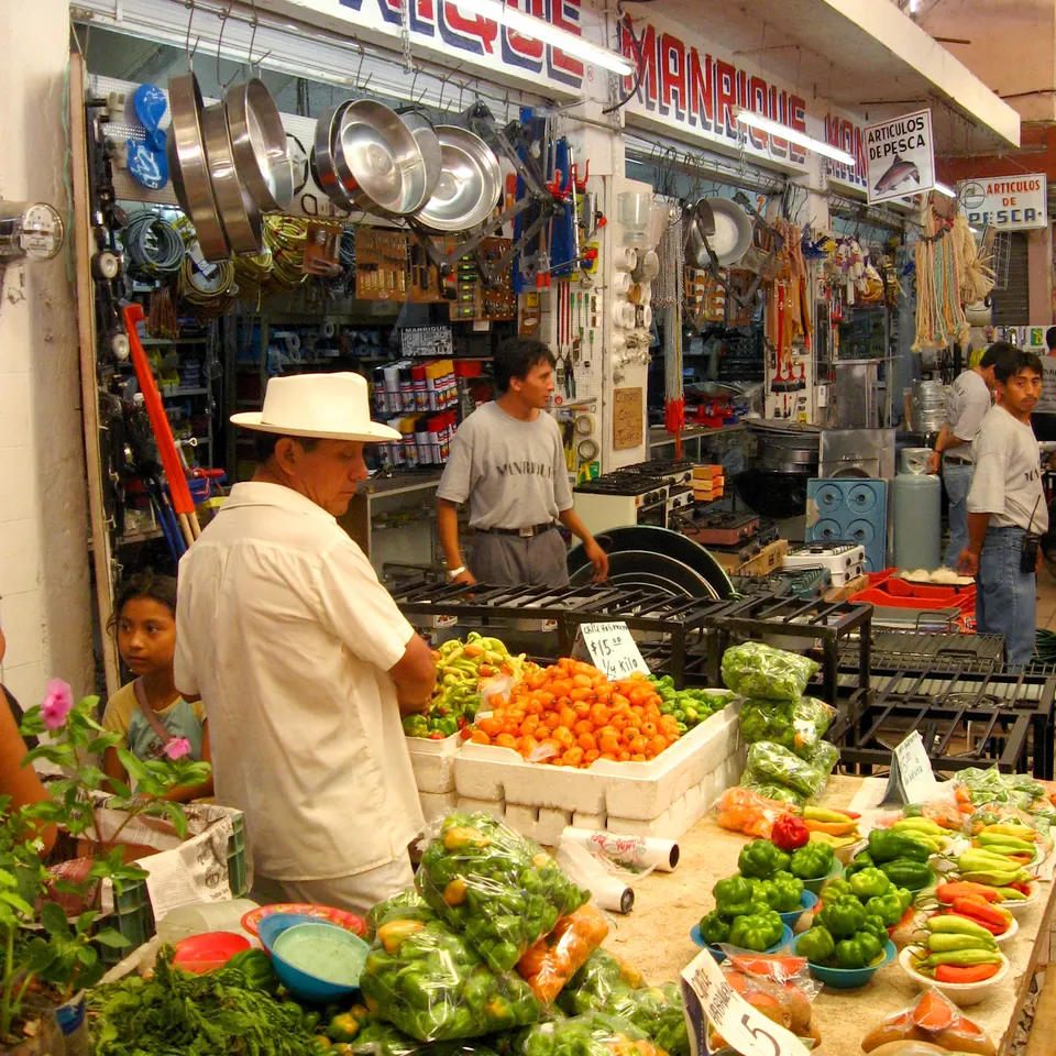 Pasillos y puestos de frutas tropicales, especias y comidas típicas en el Mercado Lucas de Gálvez.