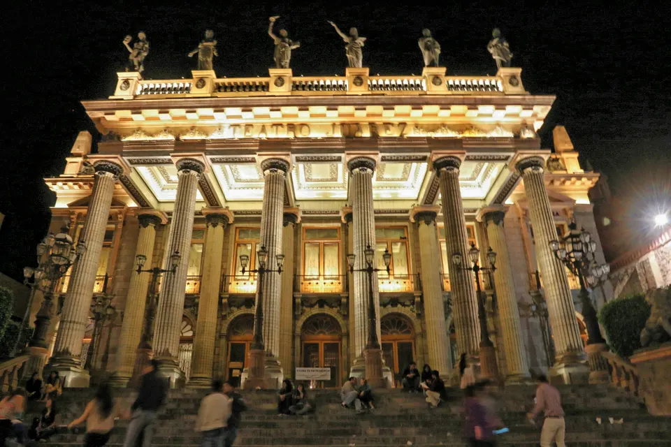Fachada neoclásica del Teatro Juárez con columnas dóricas y estatuas de bronce de las musas griegas.