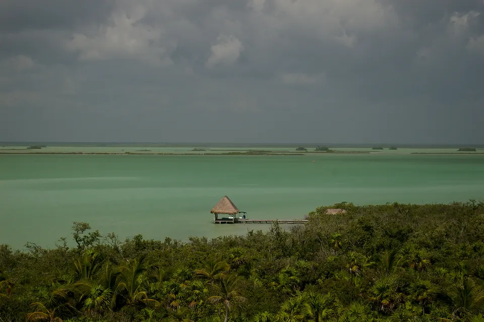 Manglares y aguas turquesas vírgenes en la Reserva de la Biosfera de Sian Ka'an.