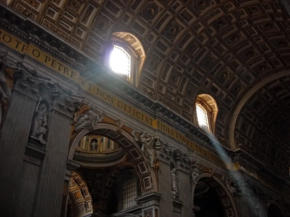 El interior de la cúpula de la Basílica de San Pedro, diseñada por Miguel Ángel.