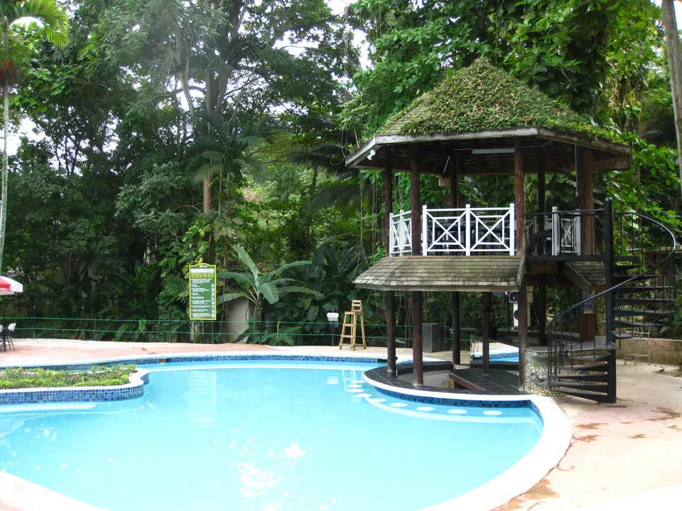 Piscina y bar en los jardines Enchanted Gardens de Ocho Ríos.