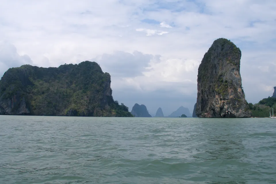 Icónico farallón kárstico de Ko Tapu (Isla de James Bond) emergiendo en la Bahía de Phang Nga.
