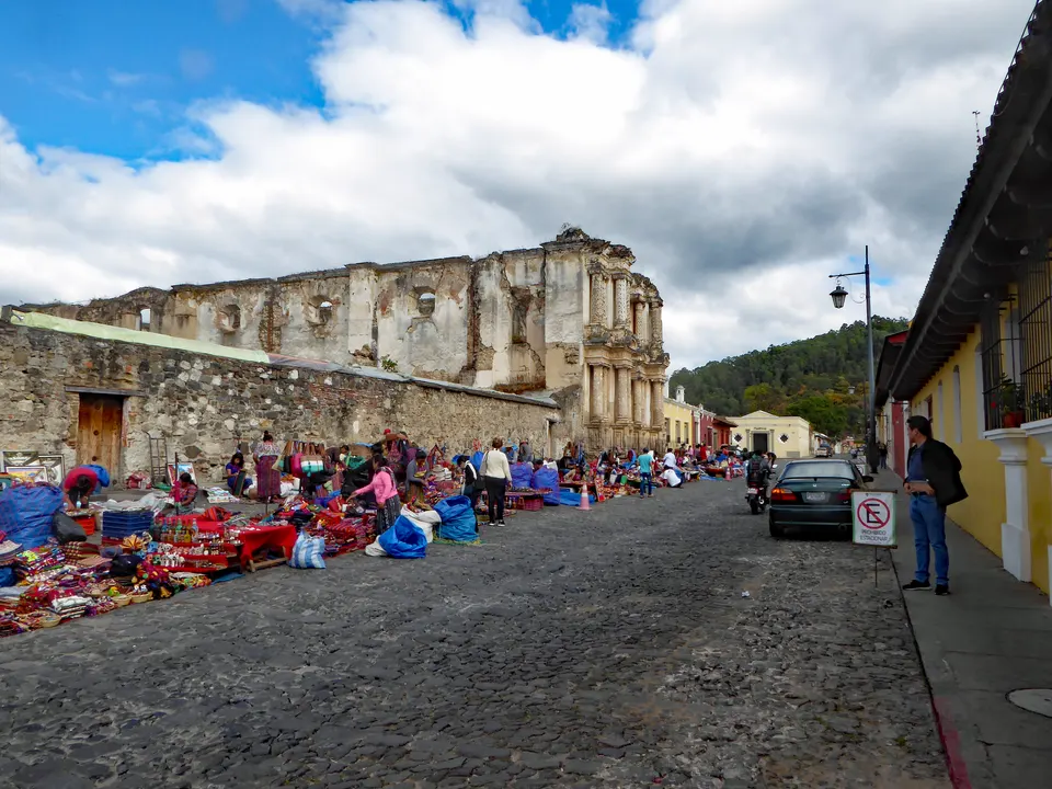 Puestos de textiles tradicionales, huipiles y artesanías en el Mercado de El Carmen.