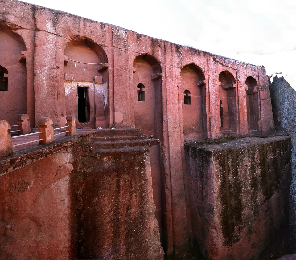 Imponente fachada fortificada y puente de acceso sobre el foso de Bete Gabriel-Rufael en Lalibela.