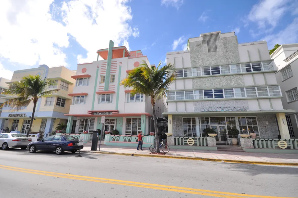 Ocean Drive is a street in South Beach—the southern part of Miami Beach, Florida. It is known for its Art Deco hotels. O en miami