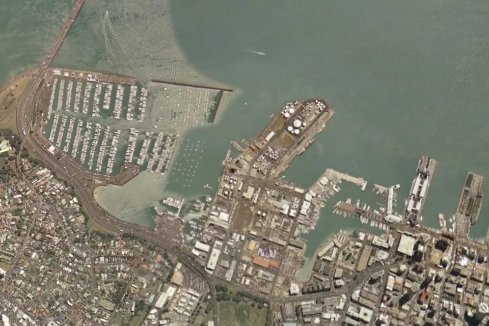 Paseo marítimo, superyates y restaurantes en el animado muelle de Viaduct Harbour en Auckland.