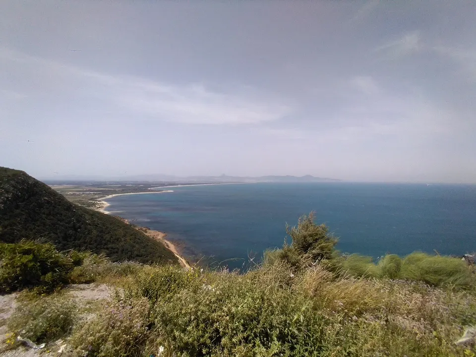 Aguas cristalinas y costa agreste de la península de Cap Bon en el Mediterráneo tunecino.