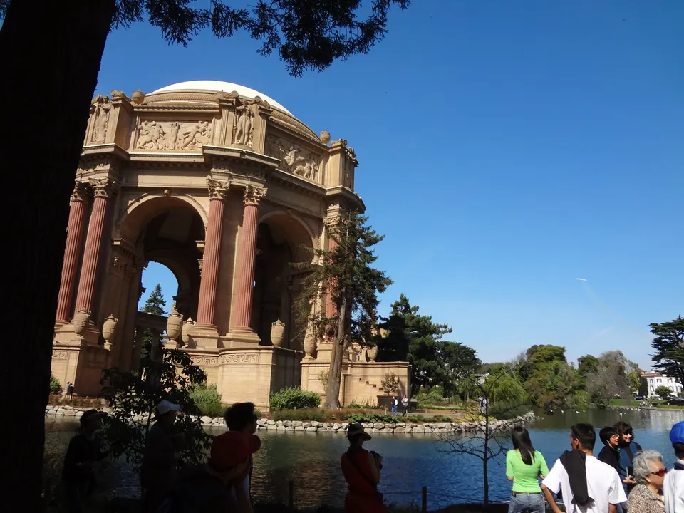 Tourists observing the lagoon of the Palace of Fine Arts in San Francisco, California, USA. en san-francisco