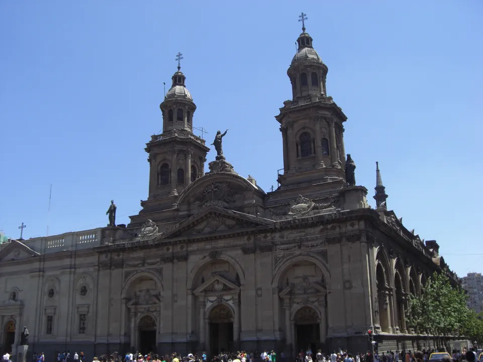 Fachada neoclásica de la Catedral Metropolitana y palmeras de la Plaza de Armas de Santiago.