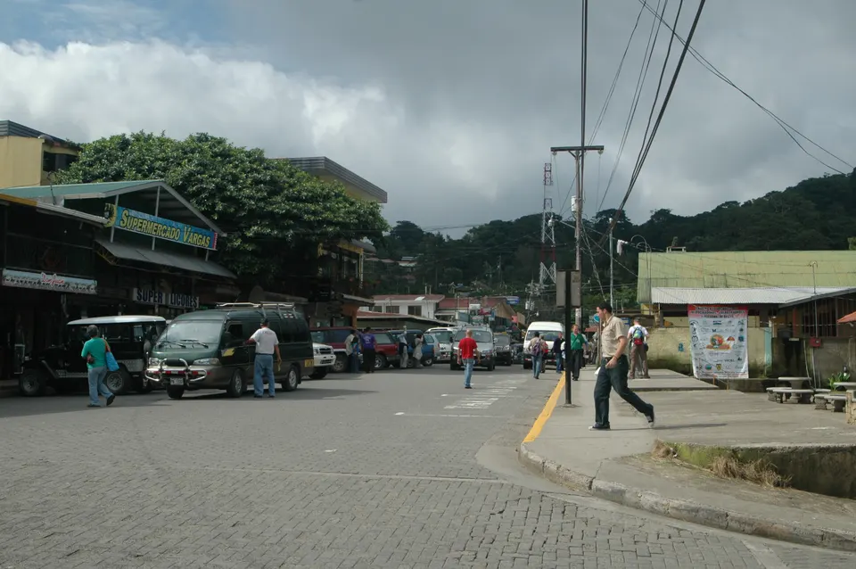 This is the main shopping area of the small town of Monteverde in Costa Rica. en monteverde
