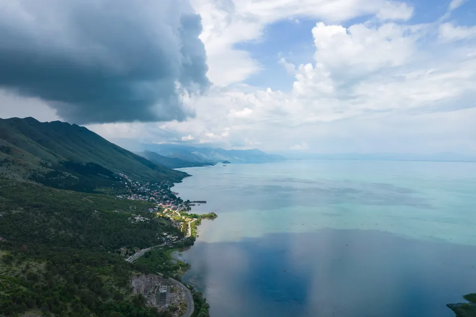 El paseo de Shiroka, sobre la orilla del lago de Shkodër.