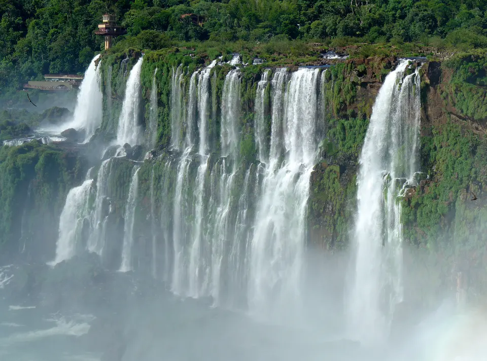 Vista panorámica frontal de las majestuosas Cataratas do Iguaçu desde los miradores del lado brasileño.