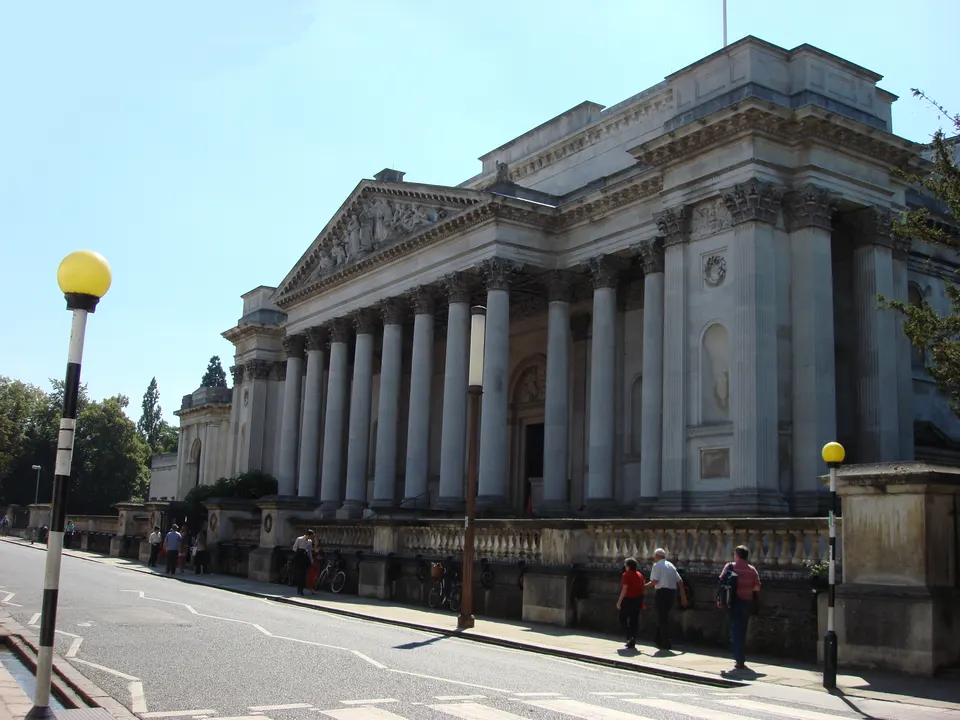 La fachada neoclásica del Museo Fitzwilliam, Cambridge.