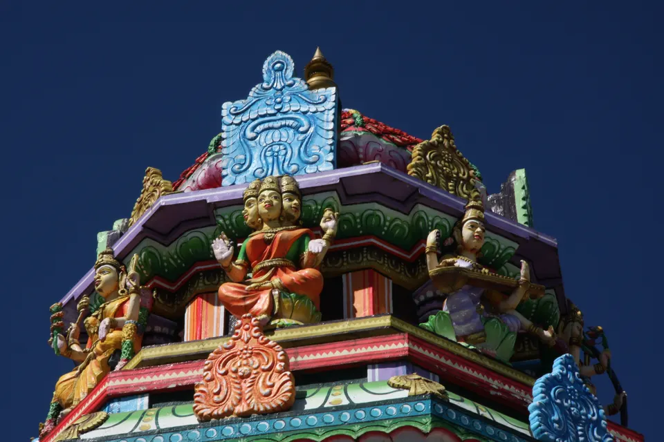 Fachada y gopuram monumental profusamente decorado del templo hindú Sri Siva Subramaniya en Nadi.