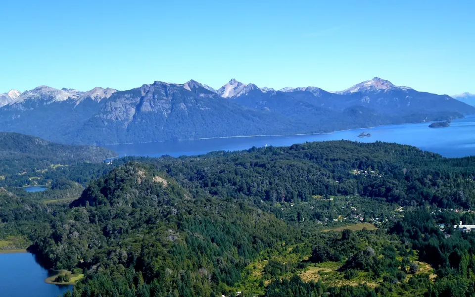 Vista panorámica de 360 grados desde el mirador del Cerro Campanario hacia los brazos del lago Nahuel Huapi.